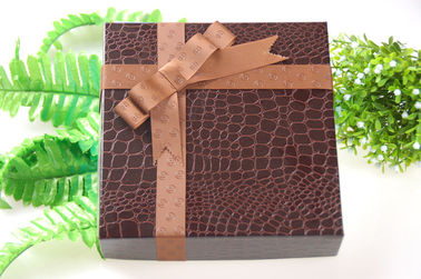Bruin de Verpakkingslint van de Polyestergift voor Doos Opgeheven Embleem 25cm Duurzame Breedte